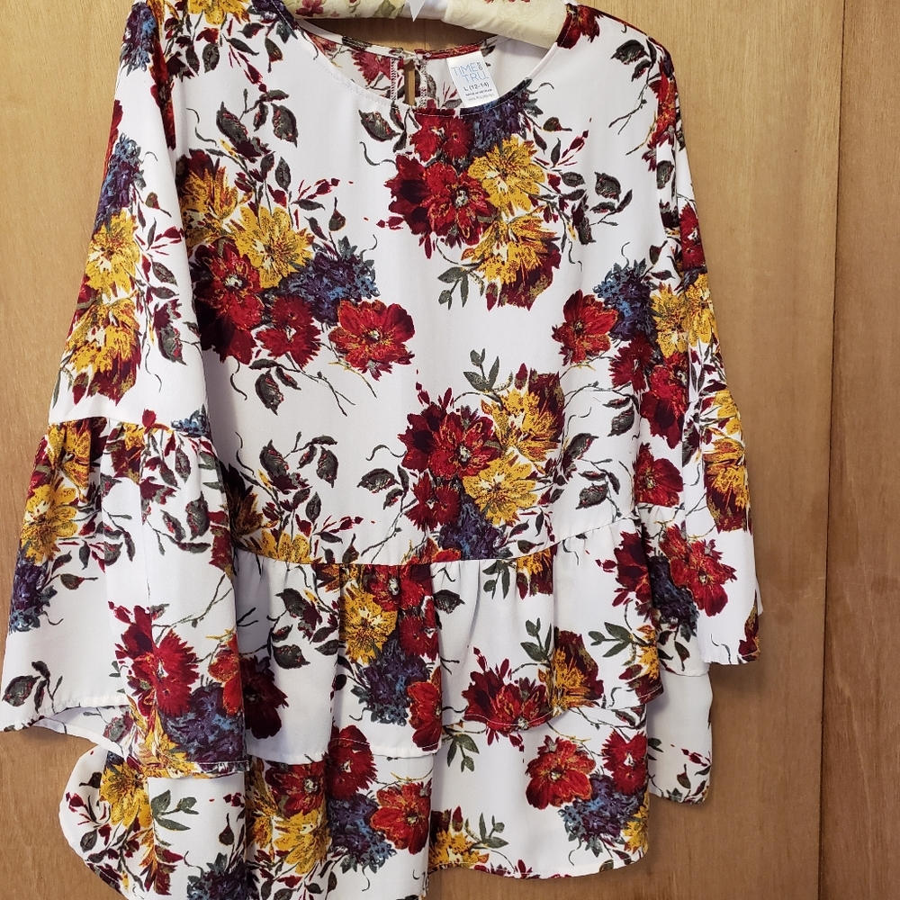 Ruffle top with flowy sleeves white/floral